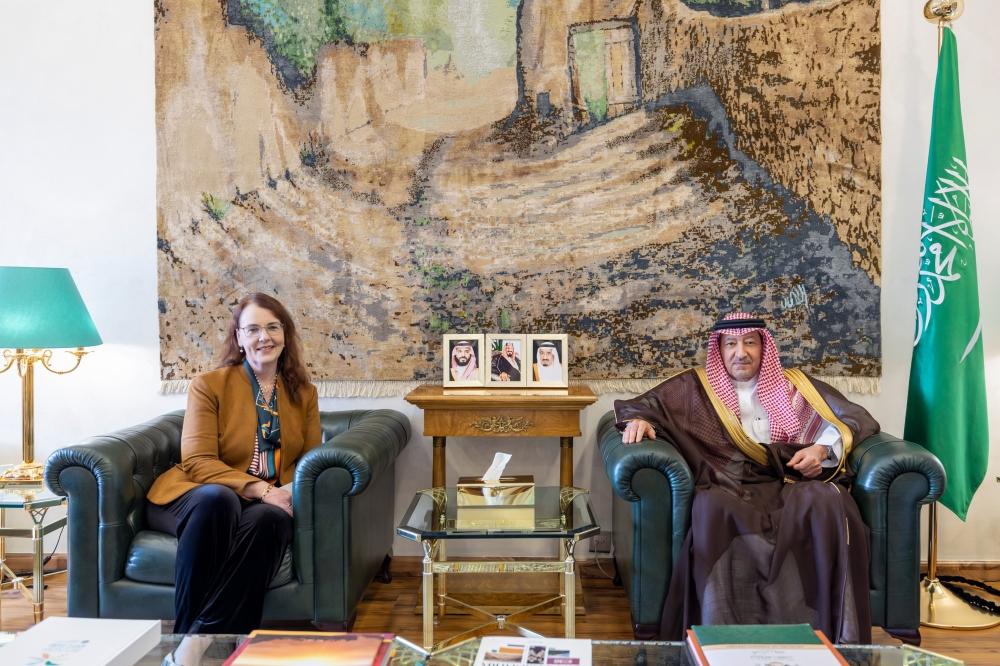 الخريجي يبحث تطورات المنطقة مع السفارة الأمريكية