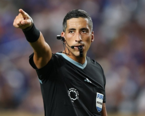 الحكم الأرجنتيني يائيل فالكون يقود كلاسيكو الهلال والأهلي