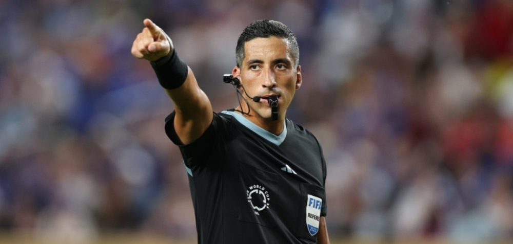 الحكم الأرجنتيني يائيل فالكون يقود كلاسيكو الهلال والأهلي