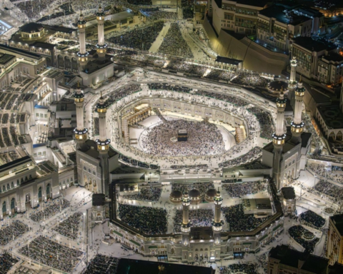 ملايين المصلين في الحرمين الشريفين لإحياء ليلة ختم القرآن