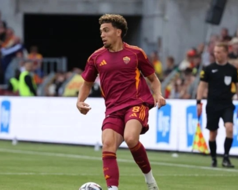 تفاصيل السطو المسلح على منزل نائل العيناوي نجم روما