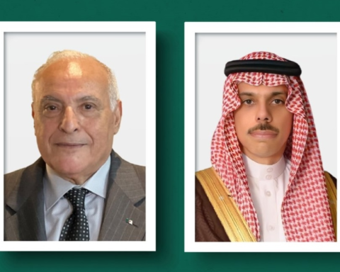 وزير الخارجية يبحث مستجدات الأوضاع في المنطقة مع نظيره الجزائري