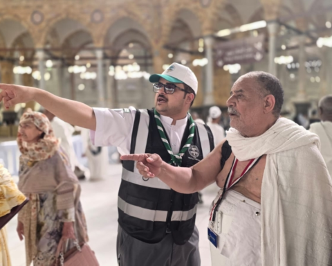 أمانة قائد كشفي تعيد حقيبة مفقودة لمعتمر بالمسجد الحرام