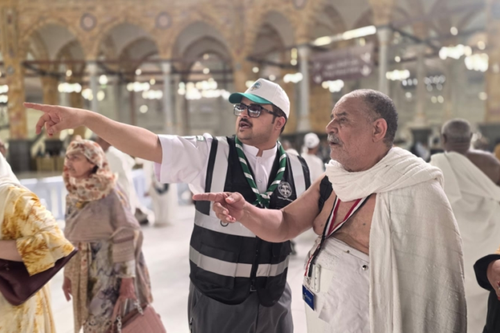 أمانة قائد كشفي تعيد حقيبة مفقودة لمعتمر بالمسجد الحرام