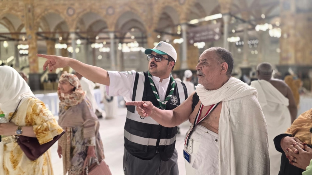 أمانة قائد كشفي تعيد حقيبة مفقودة لمعتمر بالمسجد الحرام