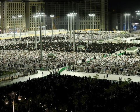 جموع المصلين يشهدون ختم القرآن في المسجد النبوي ليلة 29