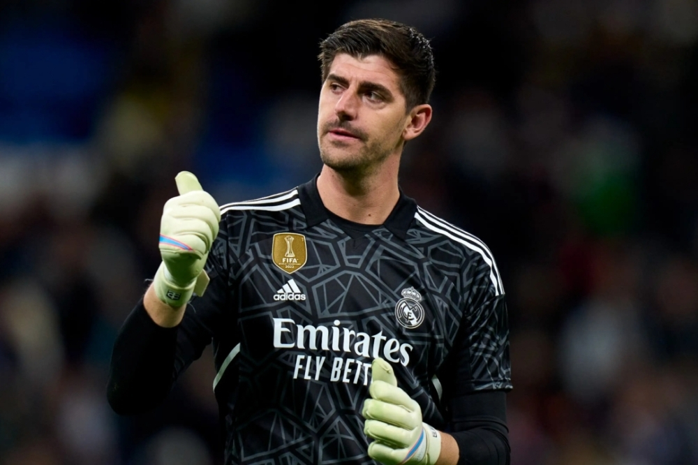 تفاصيل غياب كورتوا عن ديربي مدريد وتأثيره على ريال مدريد