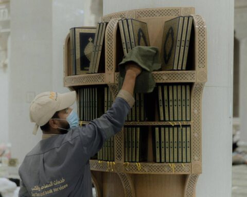 توفير المصاحف في المسجد الحرام لخدمة المعتكفين والزوار