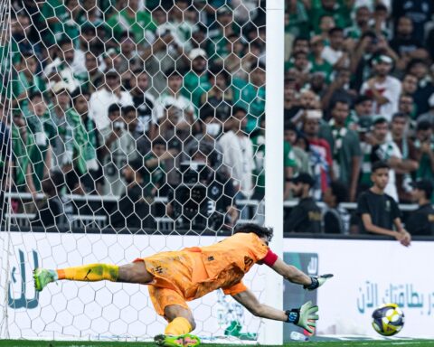 تألق ياسين بونو مع الهلال يقوده لنهائي الكأس أمام الأهلي