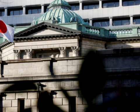 قرارات بنك اليابان: تثبيت سعر الفائدة والتحذير من التضخم