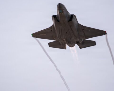 هبوط اضطراري لطائرة مقاتلة إف-35 أمريكية بالشرق الأوسط