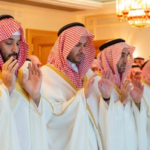 ولي العهد يؤدي صلاة عيد الفطر في المسجد الحرام