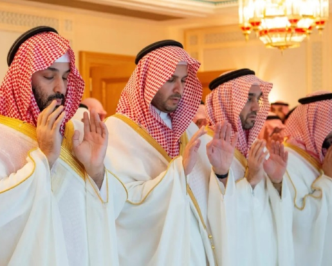 ولي العهد يؤدي صلاة عيد الفطر في المسجد الحرام