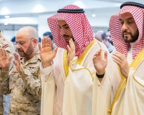 وزير الدفاع السعودي ينقل تهنئة القيادة للقوات المسلحة