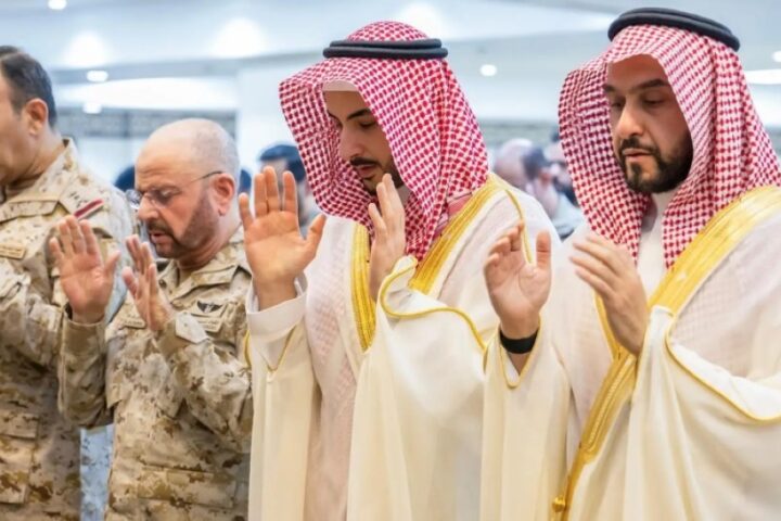 وزير الدفاع السعودي ينقل تهنئة القيادة للقوات المسلحة