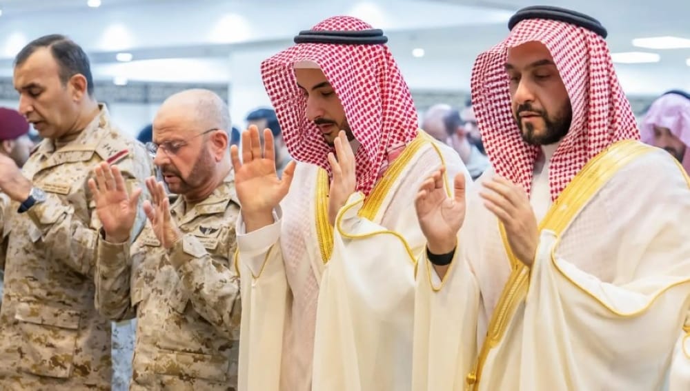 The Saudi Minister of Defense conveys the leadership's congratulations to the armed forces