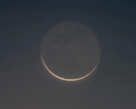 Sighting the crescent moon of Shawwal in conjunction with Venus: an astronomical spectacle adorning today's sky
