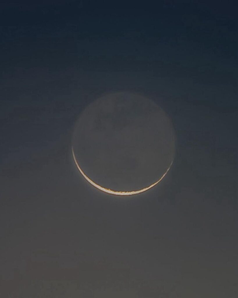 Sighting the crescent moon of Shawwal in conjunction with Venus: an astronomical spectacle adorning today's sky
