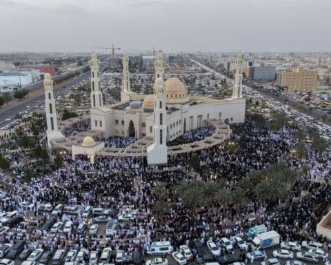 صلاة عيد الفطر في جامع الوالدين في تبوك: لقطات جوية مبهرة