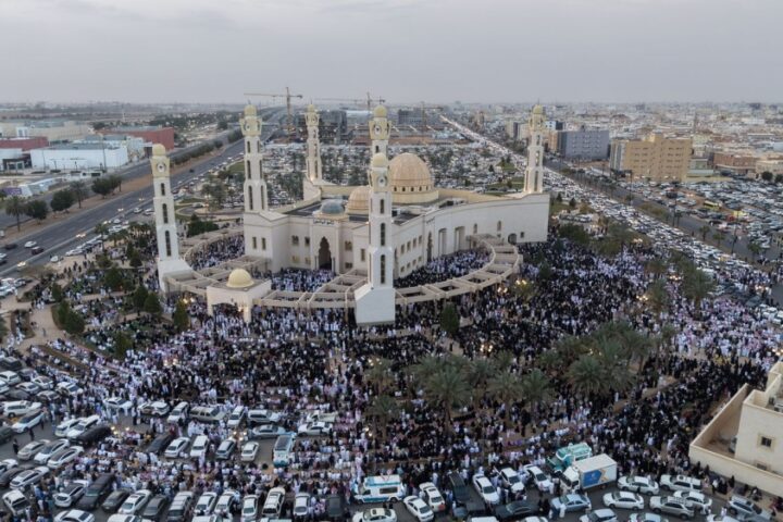 صلاة عيد الفطر في جامع الوالدين في تبوك: لقطات جوية مبهرة
