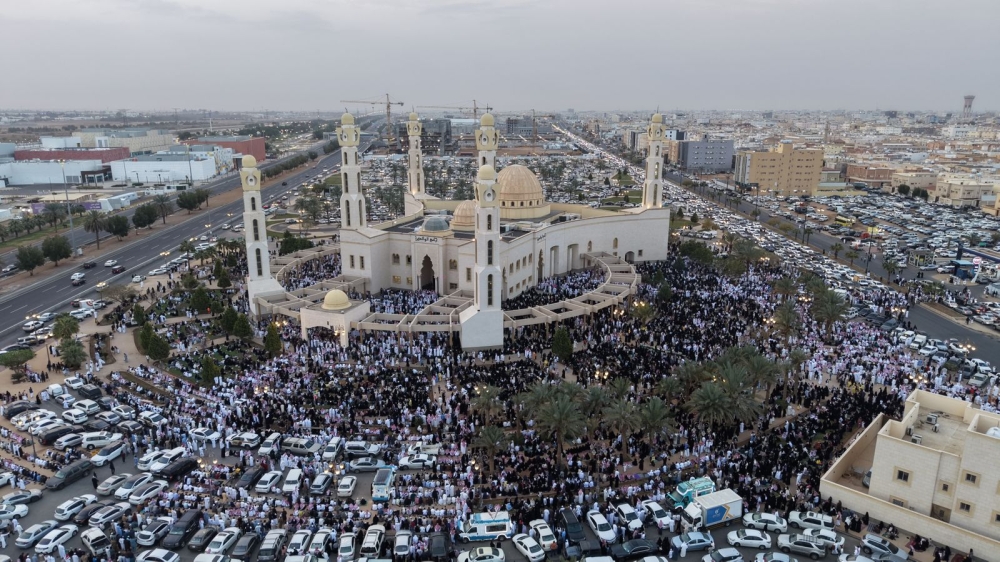 صلاة عيد الفطر في جامع الوالدين في تبوك: لقطات جوية مبهرة