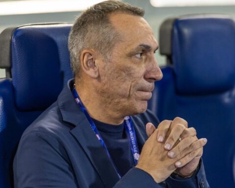 قرار مدرب الخليج دونيس خلال التوقف الدولي وتأثيره