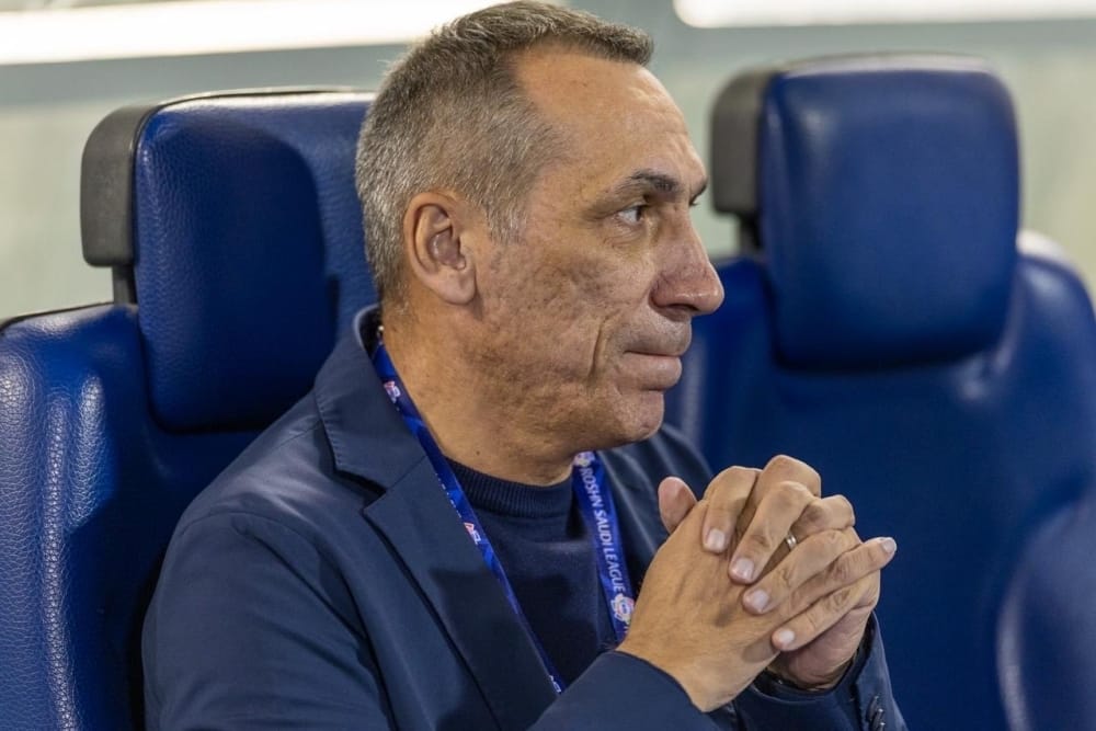 قرار مدرب الخليج دونيس خلال التوقف الدولي وتأثيره