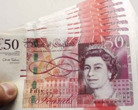 تراجع الجنيه الإسترليني مقابل الدولار واليورو في بورصة لندن