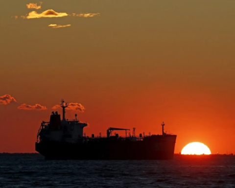 أمريكا تسمح ببيع النفط الإيراني لضبط أسعار الطاقة