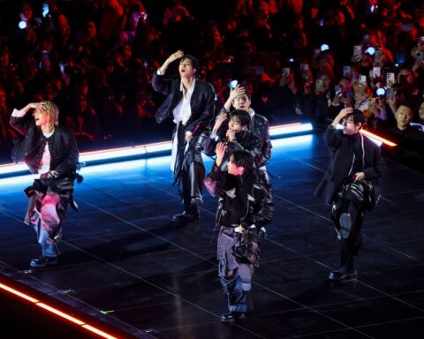 عودة فرقة بي تي إس بحفل تاريخي ومبيعات تتخطى 4 ملايين