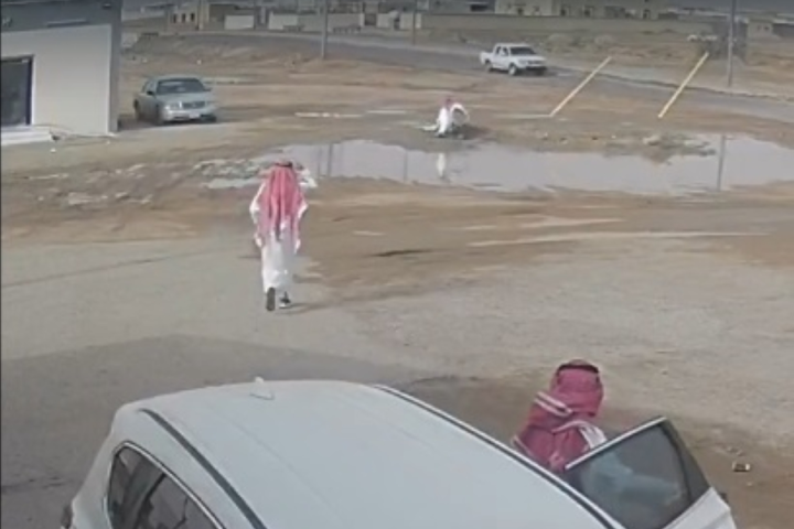 تفاصيل إنقاذ طفل في حائل من مستنقع طيني | بطولة مواطن