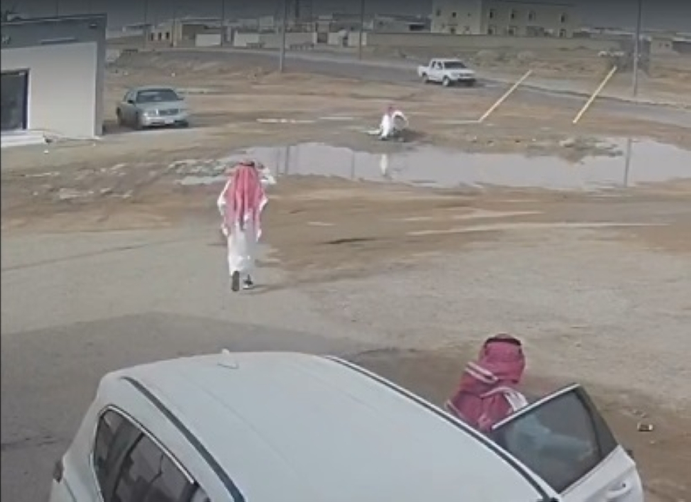 تفاصيل إنقاذ طفل في حائل من مستنقع طيني | بطولة مواطن