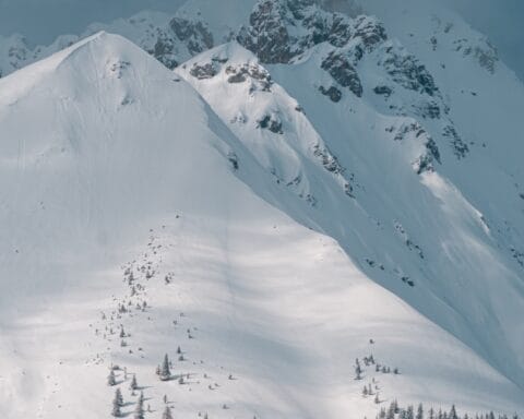 مقتل متزلجين إثر انهيار جليدي في إيطاليا والبحث مستمر