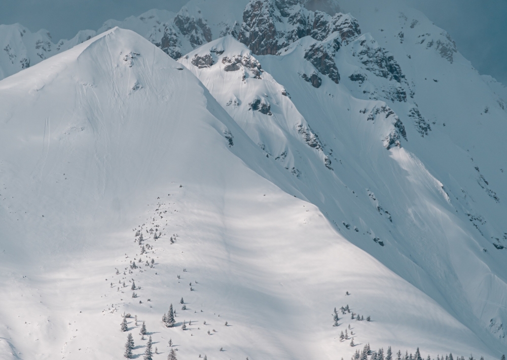 مقتل متزلجين إثر انهيار جليدي في إيطاليا والبحث مستمر