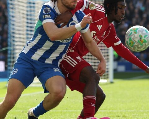 برايتون وإيفرتون يشعلان صراع التأهل الأوروبي