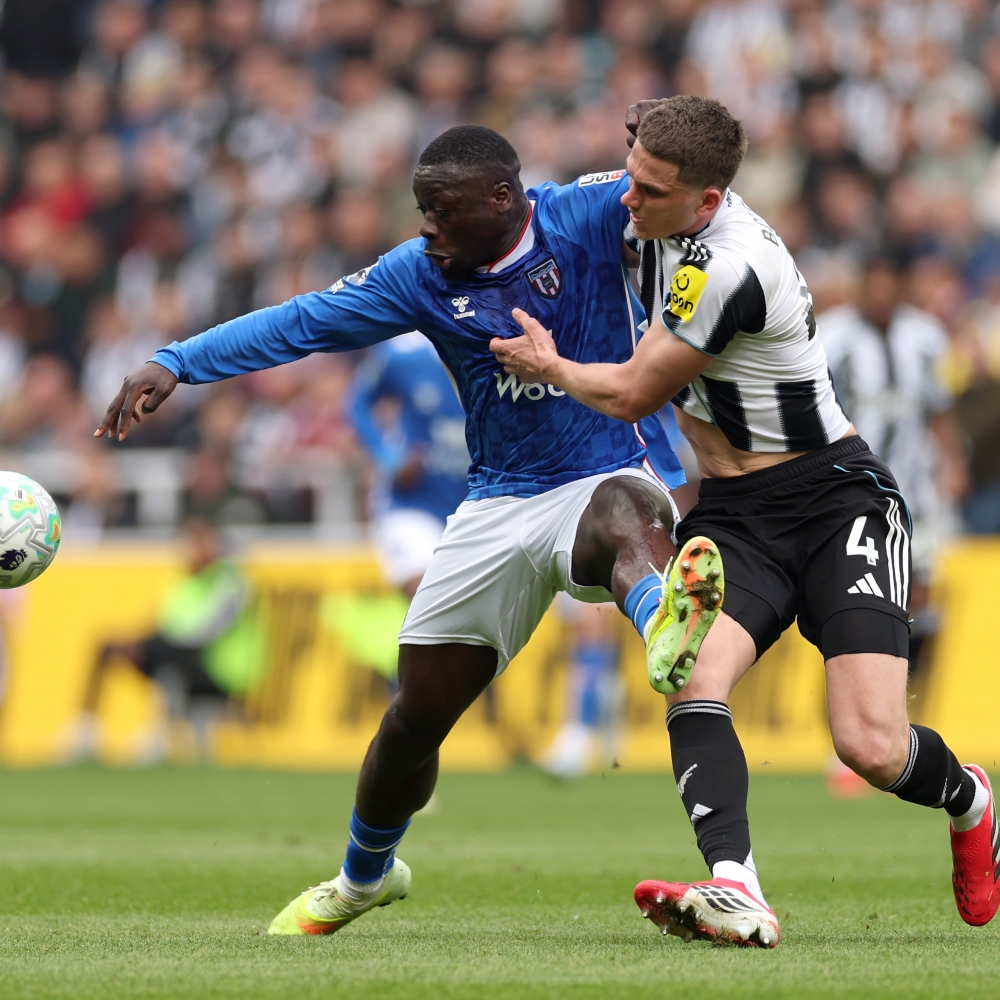 فوز سندرلاند على نيوكاسل 2-1 في الدوري الإنجليزي