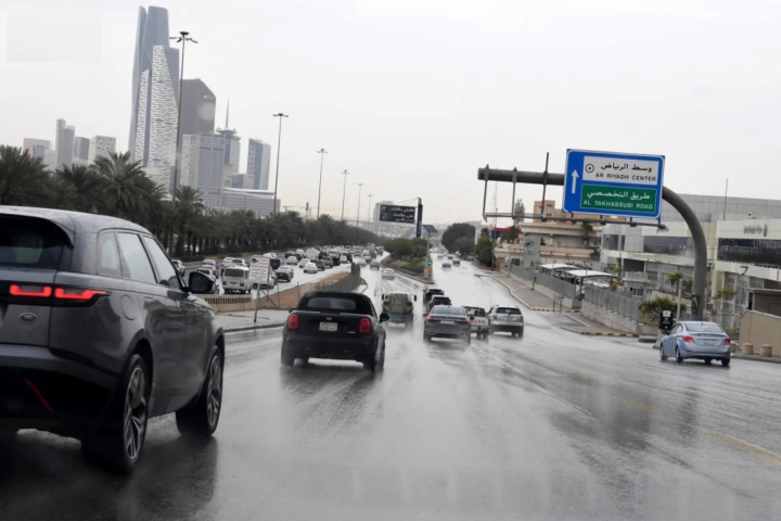 أمطار غزيرة على الرياض: تحذيرات الأرصاد وتأثيرات الطقس