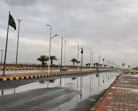الإنذار الأحمر: أمطار غزيرة على نجران وضباب كثيف بالجوف