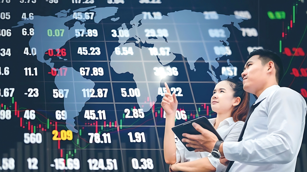 Japanese stocks declined at the start of trading on Monday