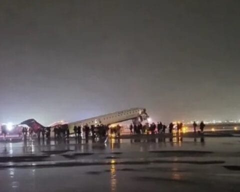 حادث مطار لاغوارديا: تصادم طائرة بمركبة وتوقف الرحلات