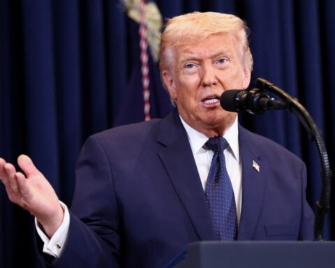 ترامب يهدد بضرب محطات الطاقة الإيرانية لفتح مضيق هرمز