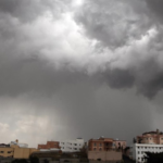 عسير تتصدر كميات هطول الأمطار في السعودية بـ 104 محطات