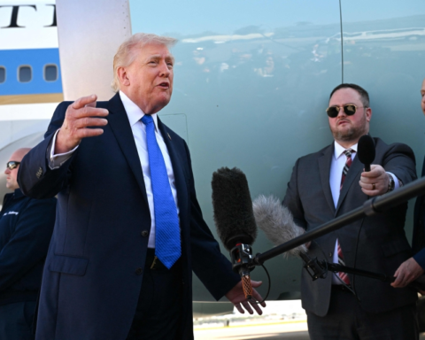 ترامب يؤكد مساعي تغيير النظام في إيران ويحذر من القصف