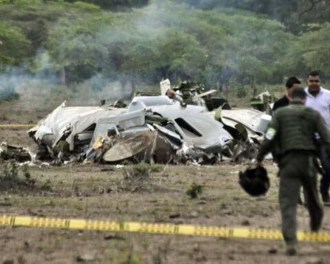 مقتل 80 جندياً إثر تحطم طائرة نقل جنوب كولومبيا