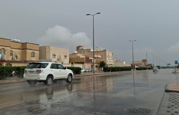 أمطار الأحساء: الأرصاد ترفع الإنذار الأحمر وتحذر من السيول