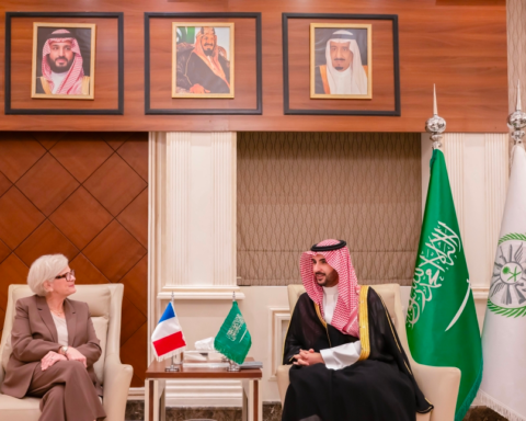 وزير الدفاع السعودي يبحث أمن المنطقة مع نظيرته الفرنسية