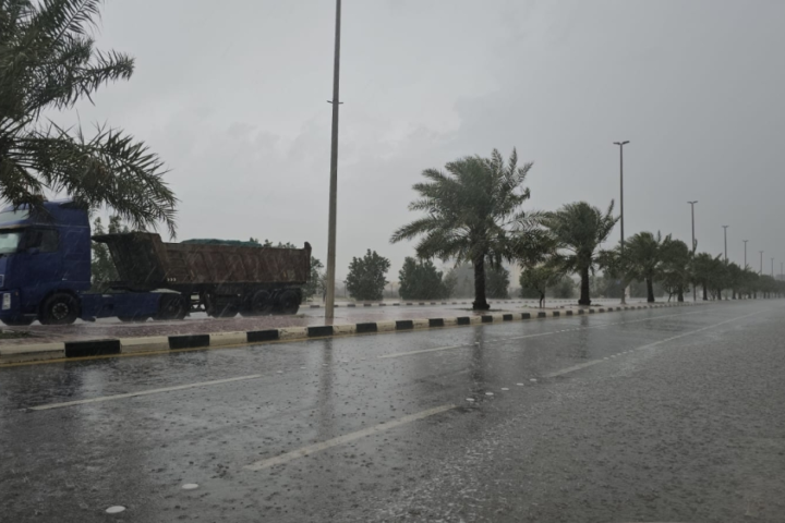 إنذار أحمر: أمطار غزيرة في الرياض والدفاع المدني يحذر