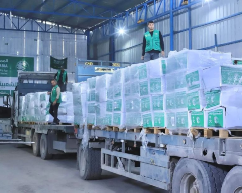 وصول سلال غذائية ضمن قافلة مساعدات سعودية جديدة إلى غزة