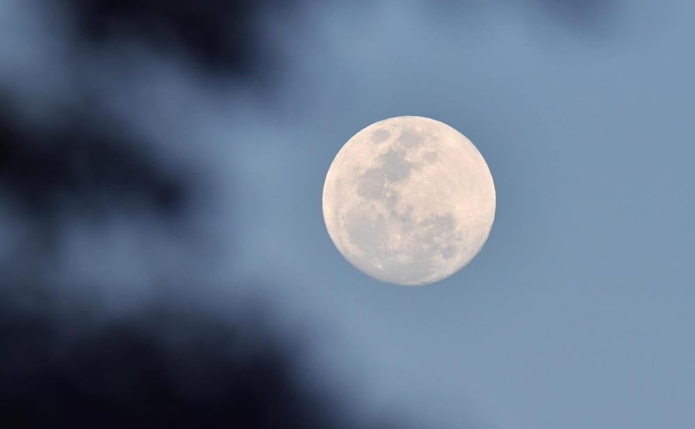 رصد التربيع الأول لقمر شهر شوال في الحدود الشمالية