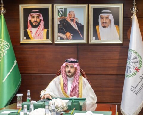 وزير الدفاع السعودي يبحث تطورات المنطقة مع نظيره المجري